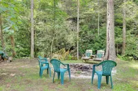 Secluded Cross Creek Cabin w/ Deck & Fire Pit! - Balcony