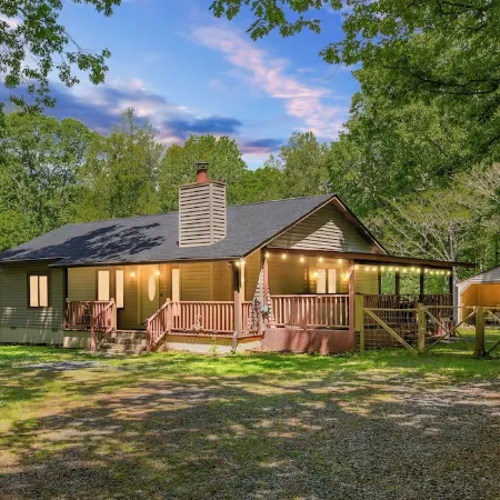 Quiet Lake Anna Rental-4Min Walk! King Bed/Game Barn/Fire Pits/Dock