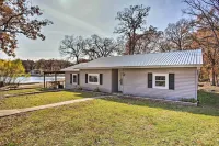 Kingston Getaway < 2 Mi to Lake Texoma! - 2-Star