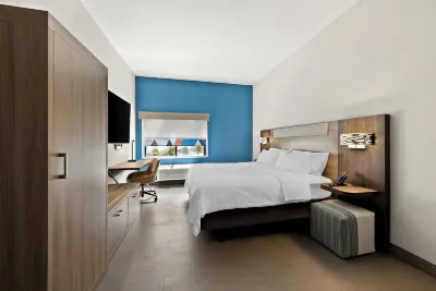 Holiday Inn Express & Suites Raleigh NE - Medical Ctr Area Hotel berhampiran Knightdale Commons