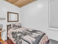 Every Season Couples Retreat! River Front Cabin with Hot tub and outdoor Shower