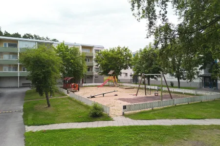 2BR Apt in Quiet Neighborhood