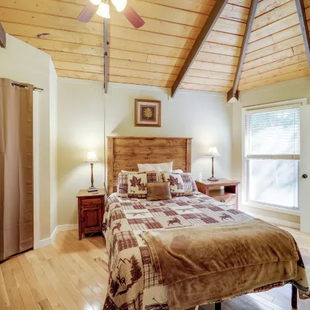 2 Mi to Skiing! Wooded Beech Mtn Retreat w/ Decks