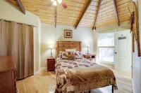 2 Mi to Skiing! Wooded Beech Mtn Retreat w/ Decks - ジム