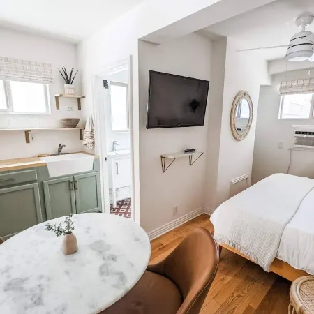 Bright and cozy modern studio steps from the beach