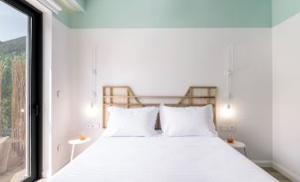 13 Keys Suites
