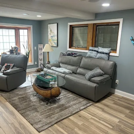 Comfy lake home on the water mins from cp, sports force, downtown and the jet