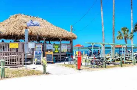 Nautical Landings West close to Honeymoon Island and dock access! Отели рядом с достопримечательностью «Oasis Beach»