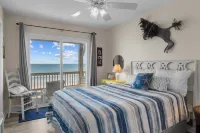 Sand Sational! Oceanfront 4-BR house in Surf City/Topsail Island, Pet Friendly - Boutique