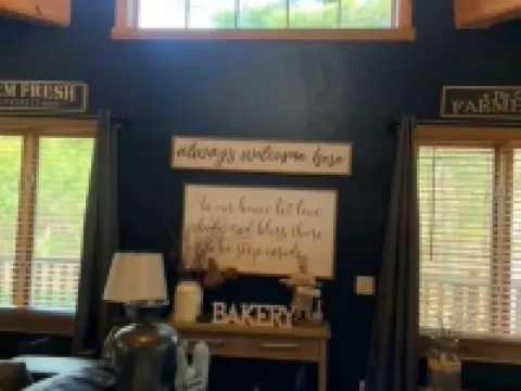 Charming 3-bedroom cabin with AC and WiFi in Neillsville デューハーストのホテル