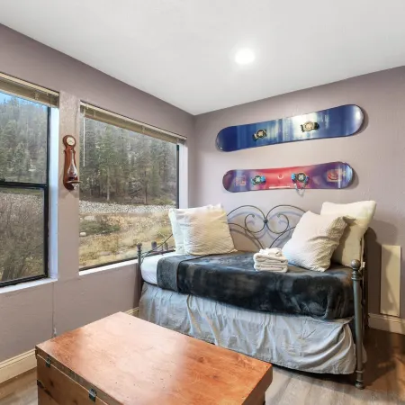 Ski In, Ski Out! 3 BDR Steps From Stagecoach Lift