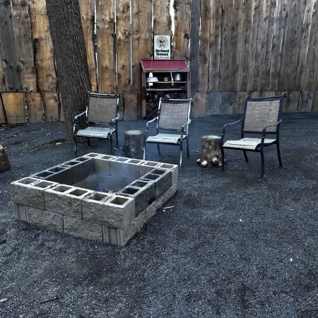 Creekside Hideaway, Cozy 2-bedroom RV, Morgantown, WiFi, Firepit, Hammock,Grill