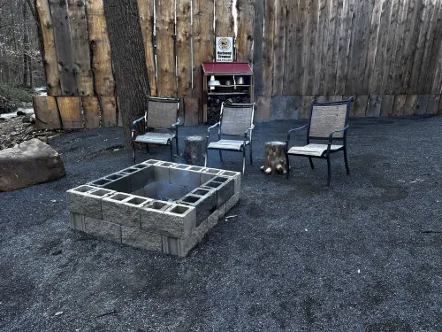 Creekside Hideaway, Cozy 2-bedroom RV, Morgantown, WiFi, Firepit, Hammock,Grill