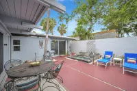 Mid Century Boho Chic Beach Bungalow Only 3 Blocks to Gorgeous Beach!!