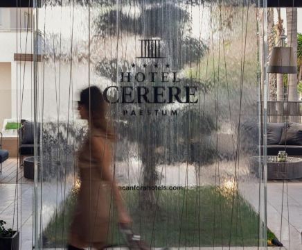 호텔 수영장 및 휴식 공간