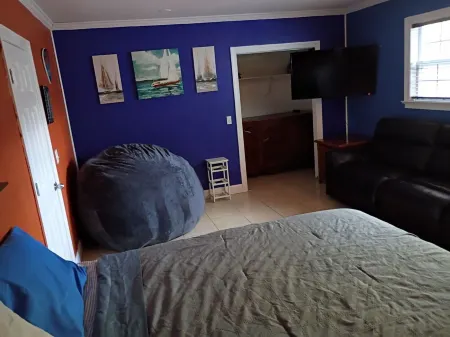 private dock Charming 2-bedroom house with WiFi, AC in peaceful Dunnellon Отели в г. Даннеллон