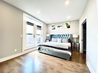 Upscale 3BRD Rooftop TV+Monument Views+Parking @H st Corridor Free Cancellation Hotels in 