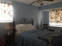 The Salty Air Retreat! Hear the Surf! Oceanview. Walkable.. Steps to the Beach.