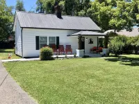 The Livery at Rainbows End Hotels near Tennessee College of Applied Technology - Shelbyville