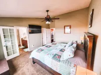 Peaceful Falcon Hot Tub Pet Friendly 3 King Beds - Homestays