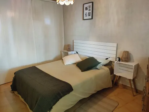 Accommodation with terraces and swimming pool in the center of the village of Le Barroux Các khách sạn ở Le Barroux