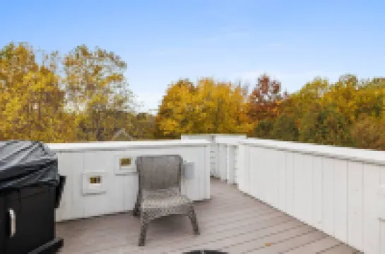 Tranquil Getaway with Scenic Trails - Bright Airy Retreat