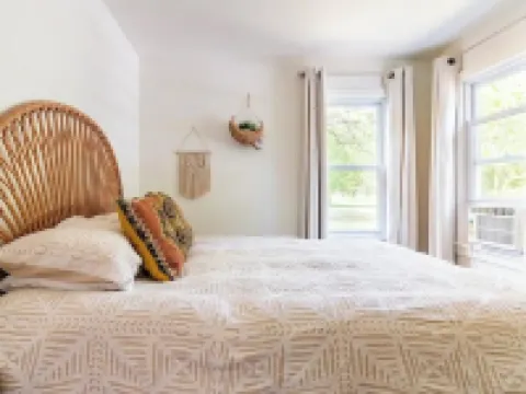 Charming Lakeside 2-bedroom cottage in lovely Alburgh, VT Hotels in Alburgh