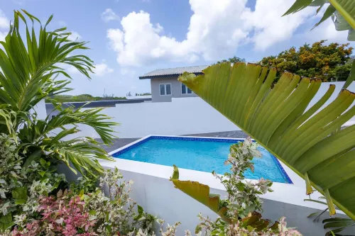 NEW Tropical Getaway With BBQ Pool - 4-Sterne