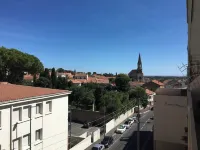 Spacious accommodation between the old town and the arena, between the beach and the mountains.