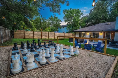 The Austin Hideaway Hot Tub and Firepit Отели рядом с достопримечательностью «Остин Хинду Темпл & Комм Сентер»