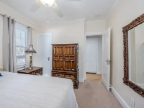 Beachfront Retreat - 5BR Home With Stunning Views Hotéis em Riverhead