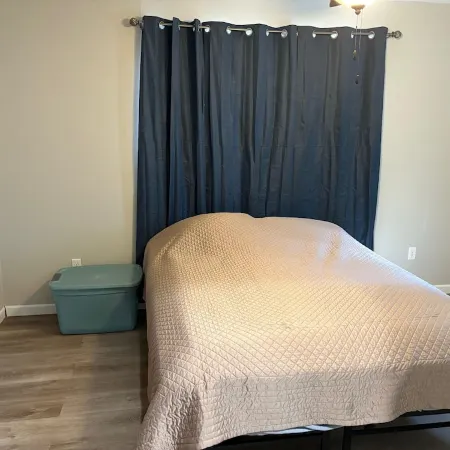 Fishing Camp 1-bedroom/Loft cabin in delightful Brookeland with AC, WiFi