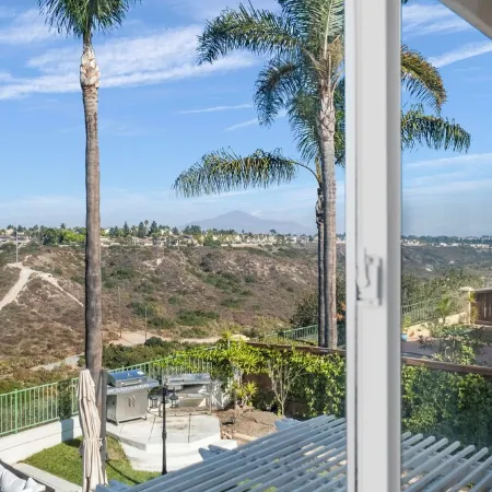 Spacious 4-bedroom house in delightful Chula Vista with view