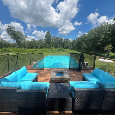 Charming 3-BR Cabin/House, Pool, creek, 35Acres with Fiber Internet in Pikeville
