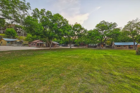 Private riverfront, kayaks, vacation cabin - Hunt, TX