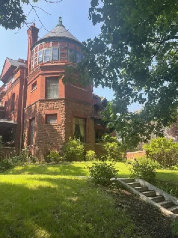 Historic Victorian - 2 queen size beds, with WiFi, AC, TV. Hotels in 