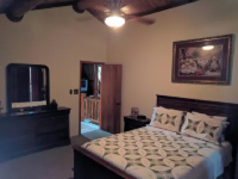 Charming Cozy 2-bedroom cabin with WiFi, in enchanting Canyon Lake on the River