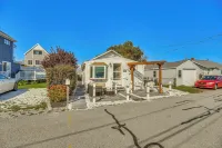 Walk to Beach: Water-view Abode in Portsmouth! - Homestays