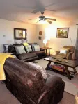 Charming 4-bedroom house with AC and WiFi in amazing Cedar Hill Hotels in Cedar Hill