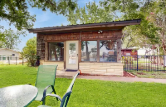 Little House on LBJ 金士蘭酒店