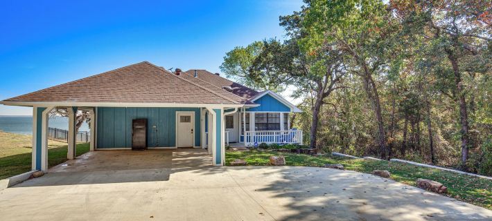 300 Feet to Lake Texoma: Modern Home w/ Deck! Hotels in Marshall County