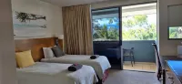 Top Floor Studio Unit in Urangan Ocean Harbour Views Pool Spa