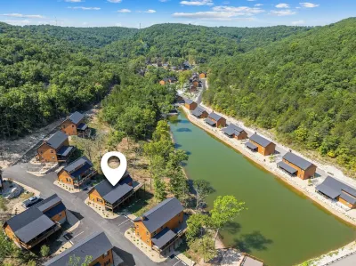 Cozy Lakeside Cabin by Branson: Outdoor/Indoor Pool, Hot Tub on Deck!