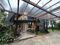 Villa 4-Br Klub Bunga No. 8 Batu Malang Hotels in Batu Sub-District