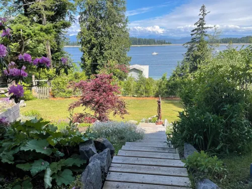 Ocean, mountain and harbour views. Family friendly house.