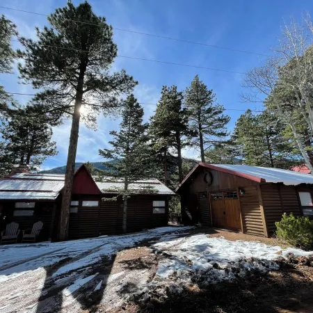 Cozy 2-bedroom cabin just 6 minutes to Bishop’s Castle or San Isabell lake.