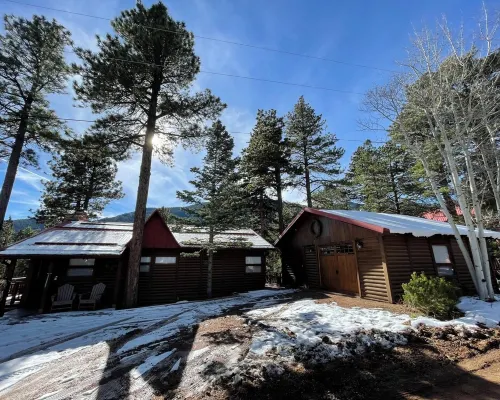 Cozy 2-bedroom cabin just 6 minutes to Bishop’s Castle or San Isabell lake. Hotéis em Custer County