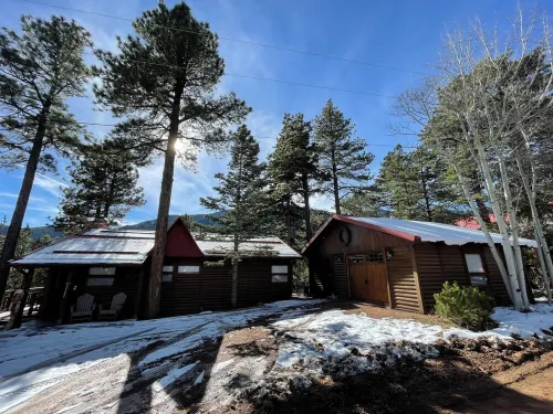 Cozy 2-bedroom cabin just 6 minutes to Bishop’s Castle or San Isabell lake.