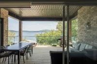 North Muskoka Lake Front 5 Bdrm Newly Built Cottage luxurious Modern Amenities. فنادق في Ryerson