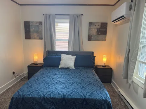 Charming 2-bedroom apartment with WiFi, AC in quiet part of Clarksburg 클라크스버그 호텔